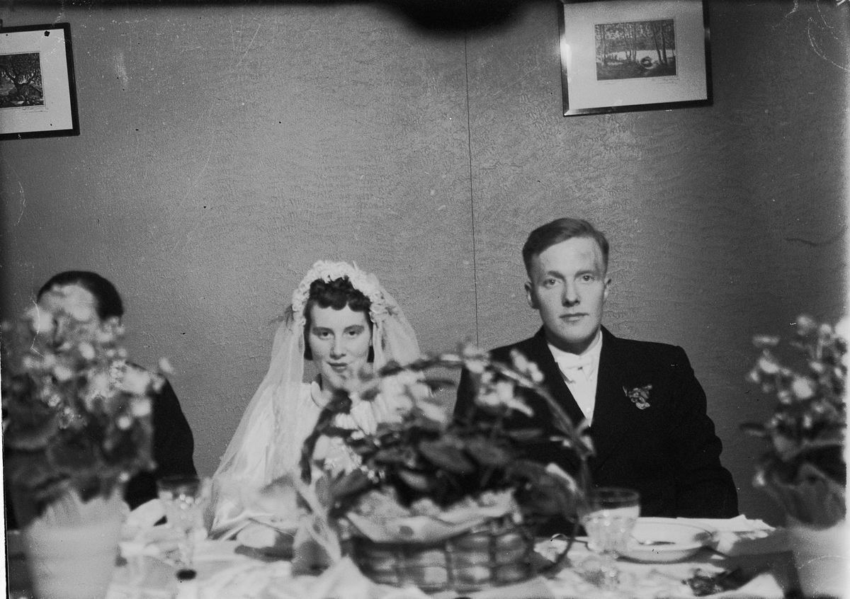 Håkon Prestkværn, Bryllup. Brudeparet ved bordet.