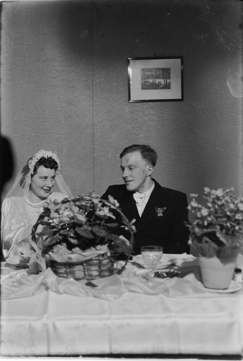 Håkon Prestkværn, Bryllup. Brudepar ved bordet.