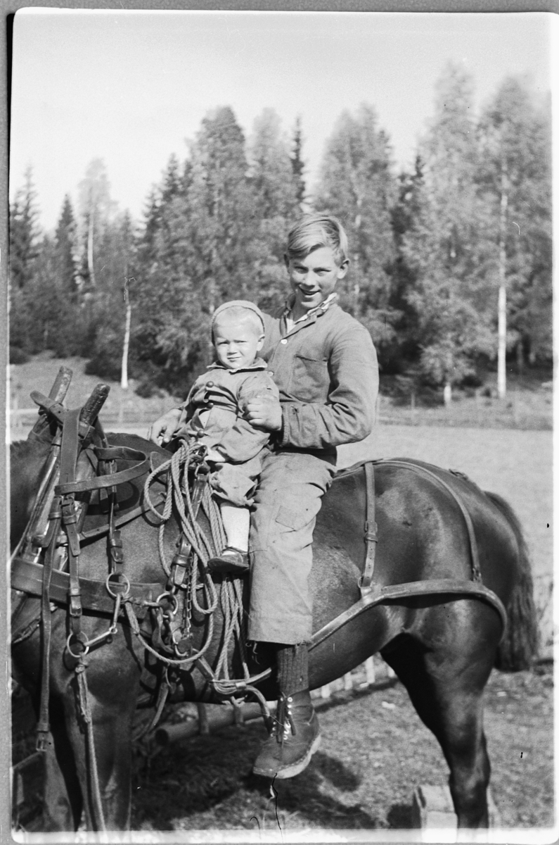 Håkon Prestkværn, To barn på en hest.
