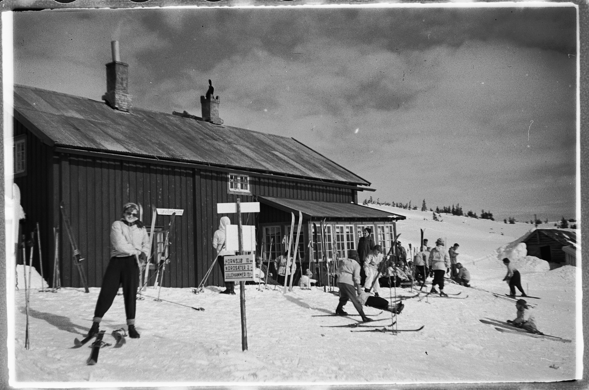 Håkon Prestkværn, Ukjent turisthytte på fjellet med skigåere.