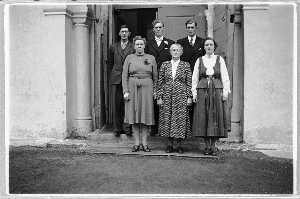 Håkon Prestkværn, Gruppe kvinner og menn på trappa til RIngsaker kirke.