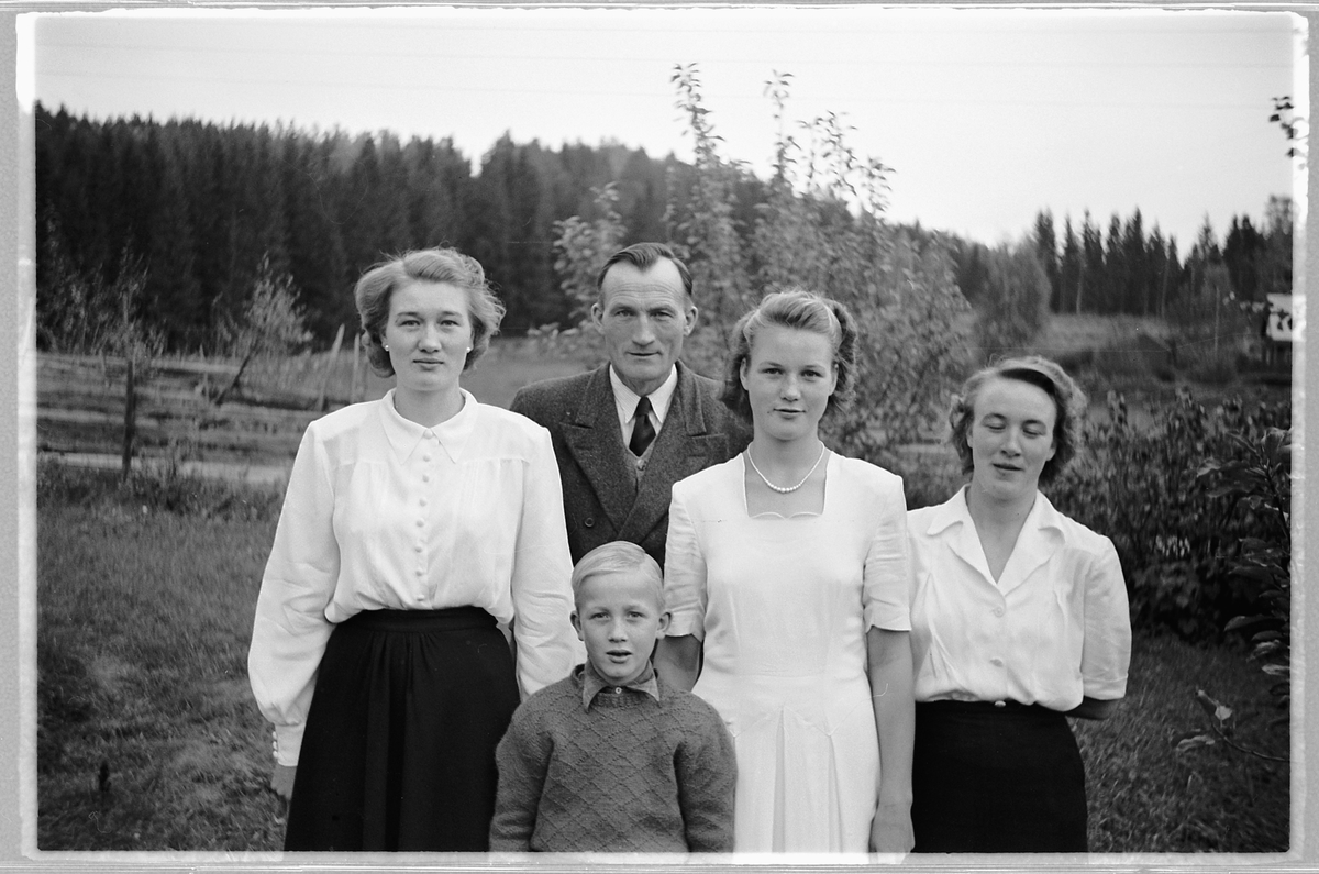 Håkon Prestkværn, Eksteriør, hage. Tre kvinner, en mann og en gutt.
