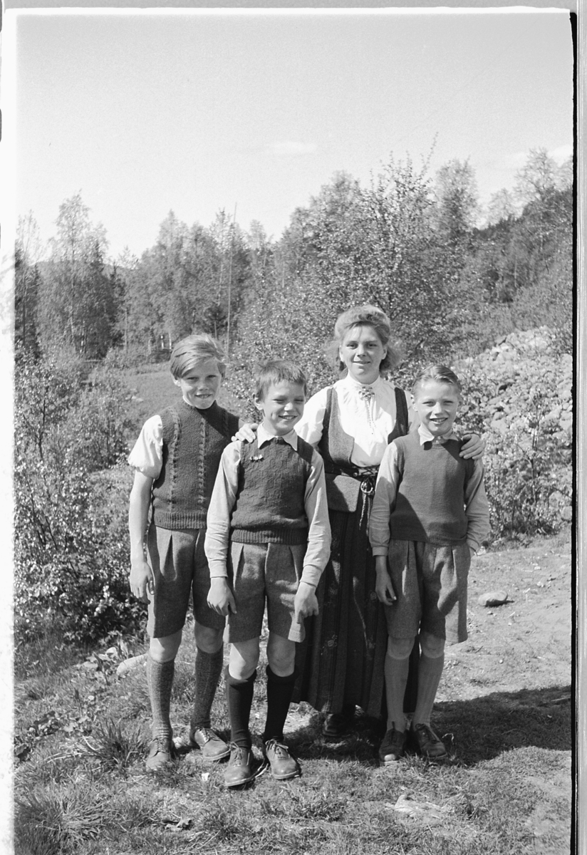 Håkon Prestkværn, Kvinner i bunad med tre gutter i kortbukser.