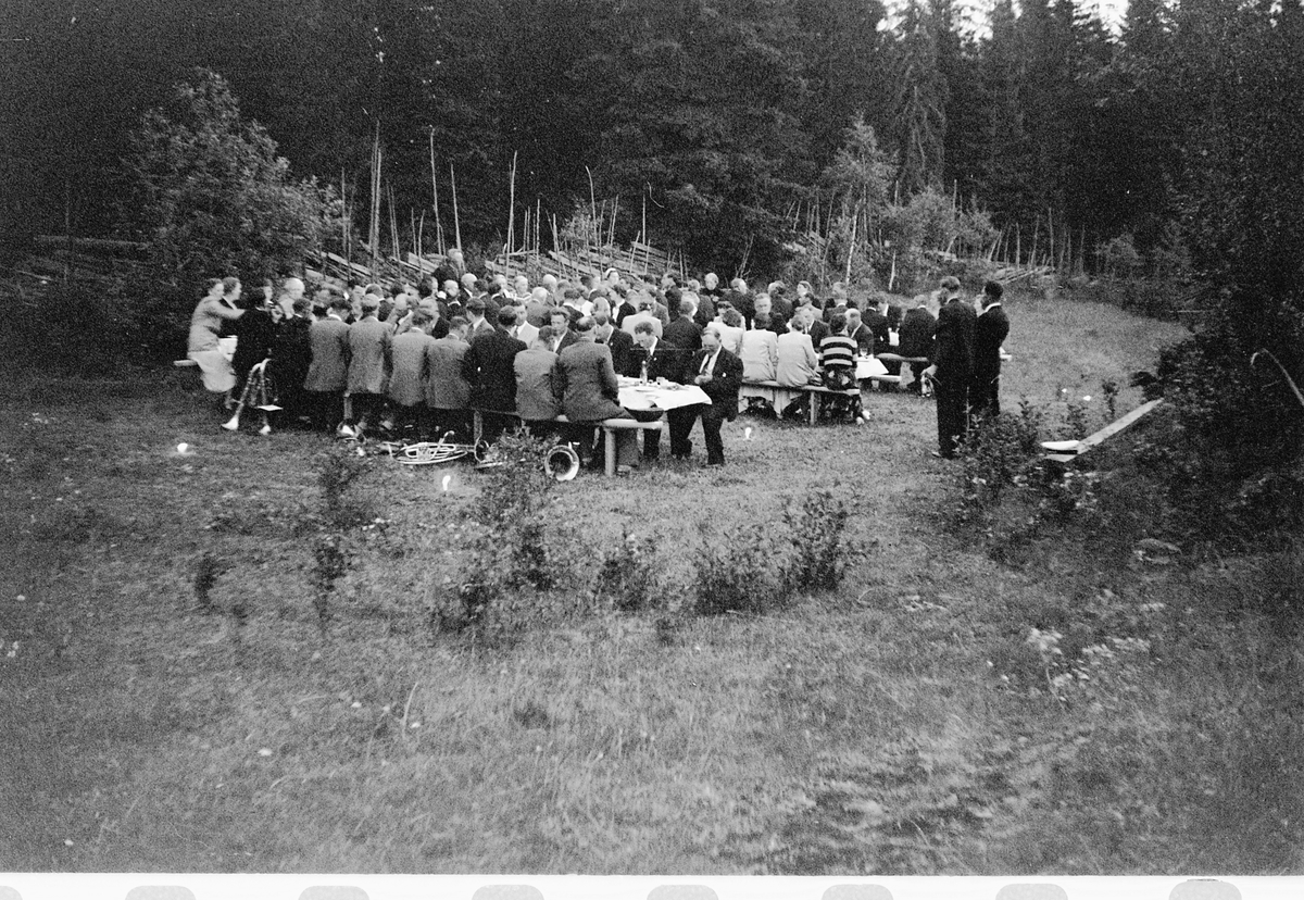Håkon Prestkværn, Eksteriør, hage. Stor gruppe mennesker samlet rundt dekket bord.