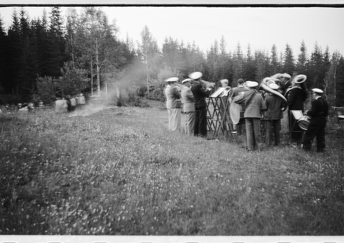 Håkon Prestkværn, Eksteriør. Musikkorps spiller på ei eng.
