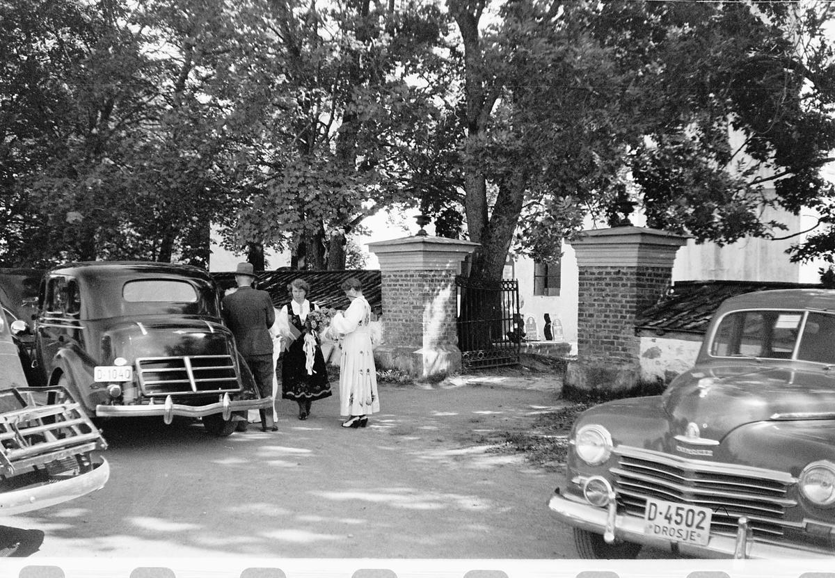 Håkon Prestkværn, TIL HØYRE: PLYMOUTH DROSJEBIL 1946-48, D-4502, EIER SIGURD SØRUM, BRUMUNDDAL, TIL VENSTRE TO FØRKRIGS BILMODELLER MED BAGASJEBÆRERE, FORAN FURNES KIRKE.