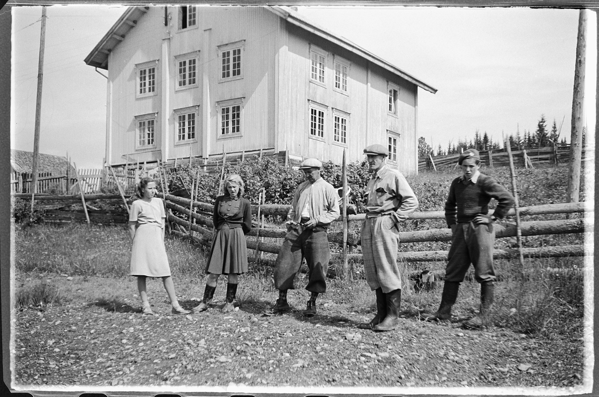 Håkon Prestkværn, Tre menn og to kvinner foran skigard og hus.