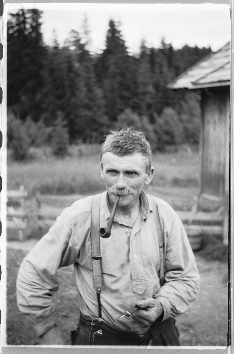Håkon Prestkværn, Eldre mann røyker pipe.