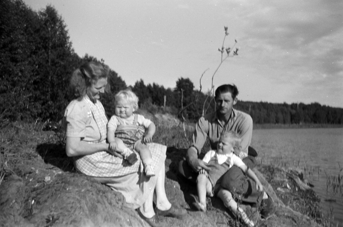 Håkon Prestkværn, Johan og Anne (?) Vea, Moelv med barna Kristian og Astrid ved vannkanten.
