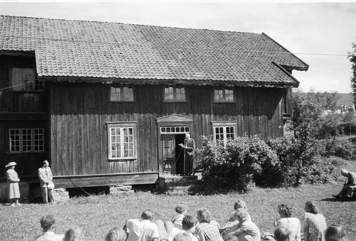 Håkon Prestkværn, HEDMARKSMUSEET, MANN HOLDER TALE FORAN BOLSTADBYGNINGEN.