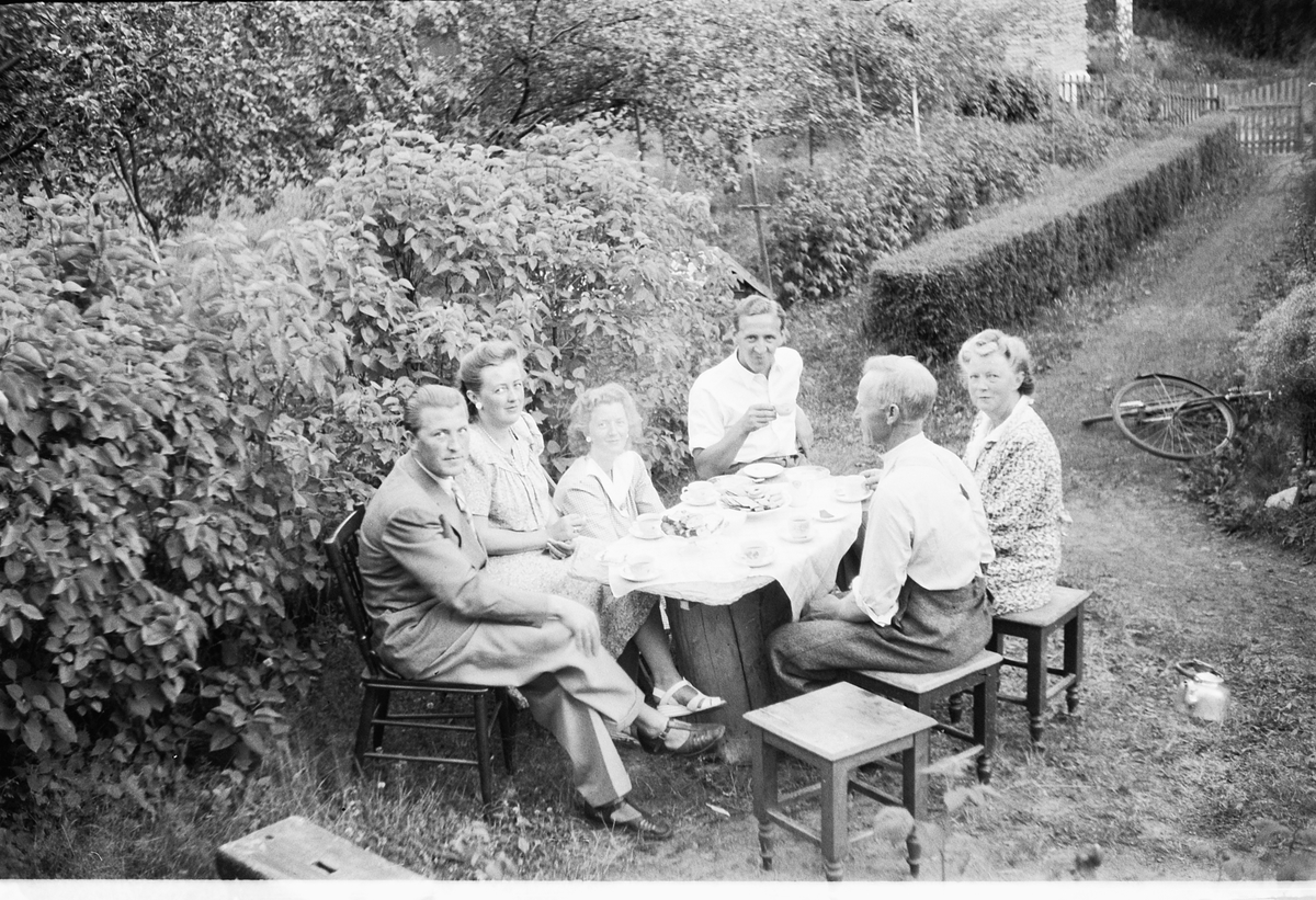 Håkon Prestkværn, Ukjent gruppe kvinner og menn drikker kaffe i hagen.