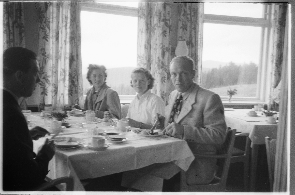 Håkon Prestkværn, Dalseter Høyfjellshotell i Espedalen Sør-Fron, Oppland, spisesal,gjester,middag.