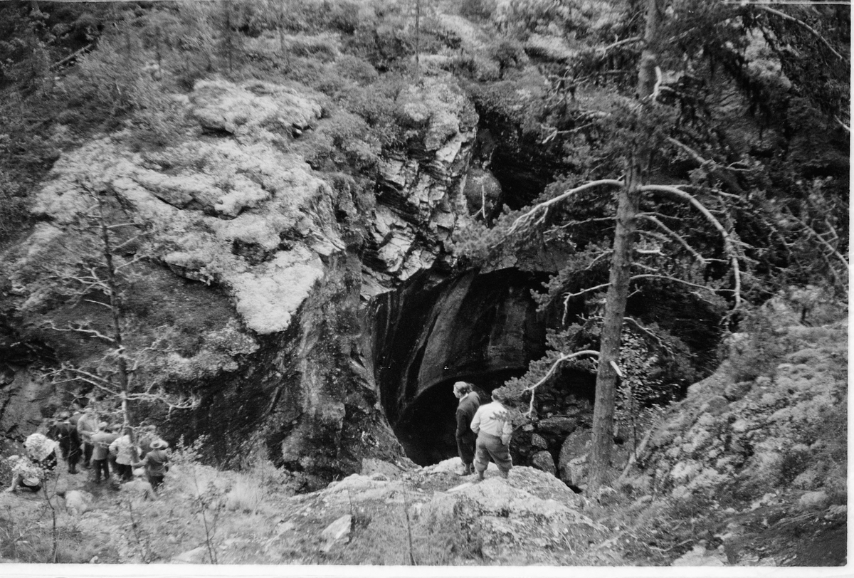 Håkon Prestkværn, Tre menn undersøker en jettegryte ved Helvete i Gausdal kommune, Oppland.