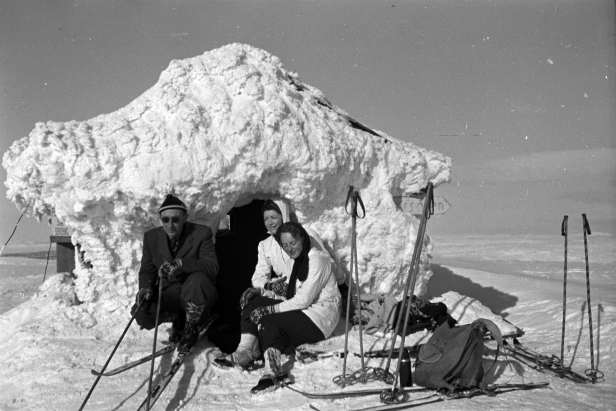 Håkon Prestkværn, Vinterlandskap. Skigåere på fjellet tar seg en rast ved ei hytte.