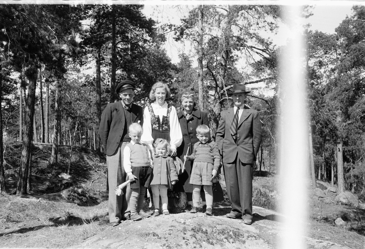 Håkon Prestkværn, Barn, menn og kvinner, den ene i bunad feirer 17. mai?