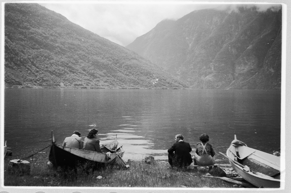 Håkon Prestkværn, Gruppe mennesker ved robåter i en fjord.