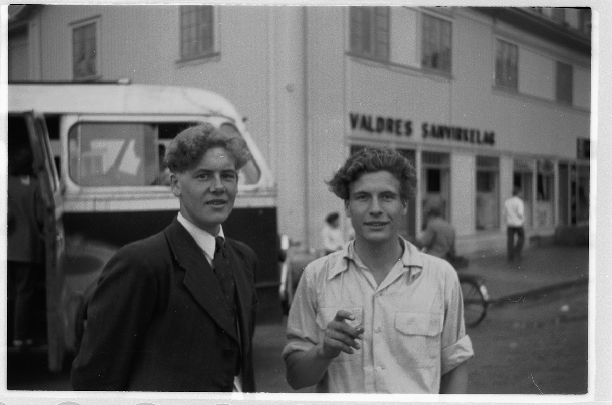 Håkon Prestkværn, D-2968, BUSSTUR FRA MOELV, to ukjente menn foran Valdres Samvirkelag i Fagernes, Oppland.