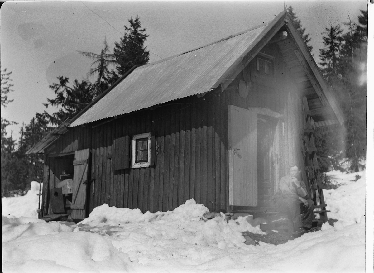 Ole M Martinsen, HYTTE, Solås, ukjent mann på trammen. Hytta til Ole M. Martinsen (Spånestad) lå på Ruskåsen vest, Løten almenning. Det ble bygd ny hytte av familien Fuglebrenden på samme sted på 1970-tallet (Sportskapellet).