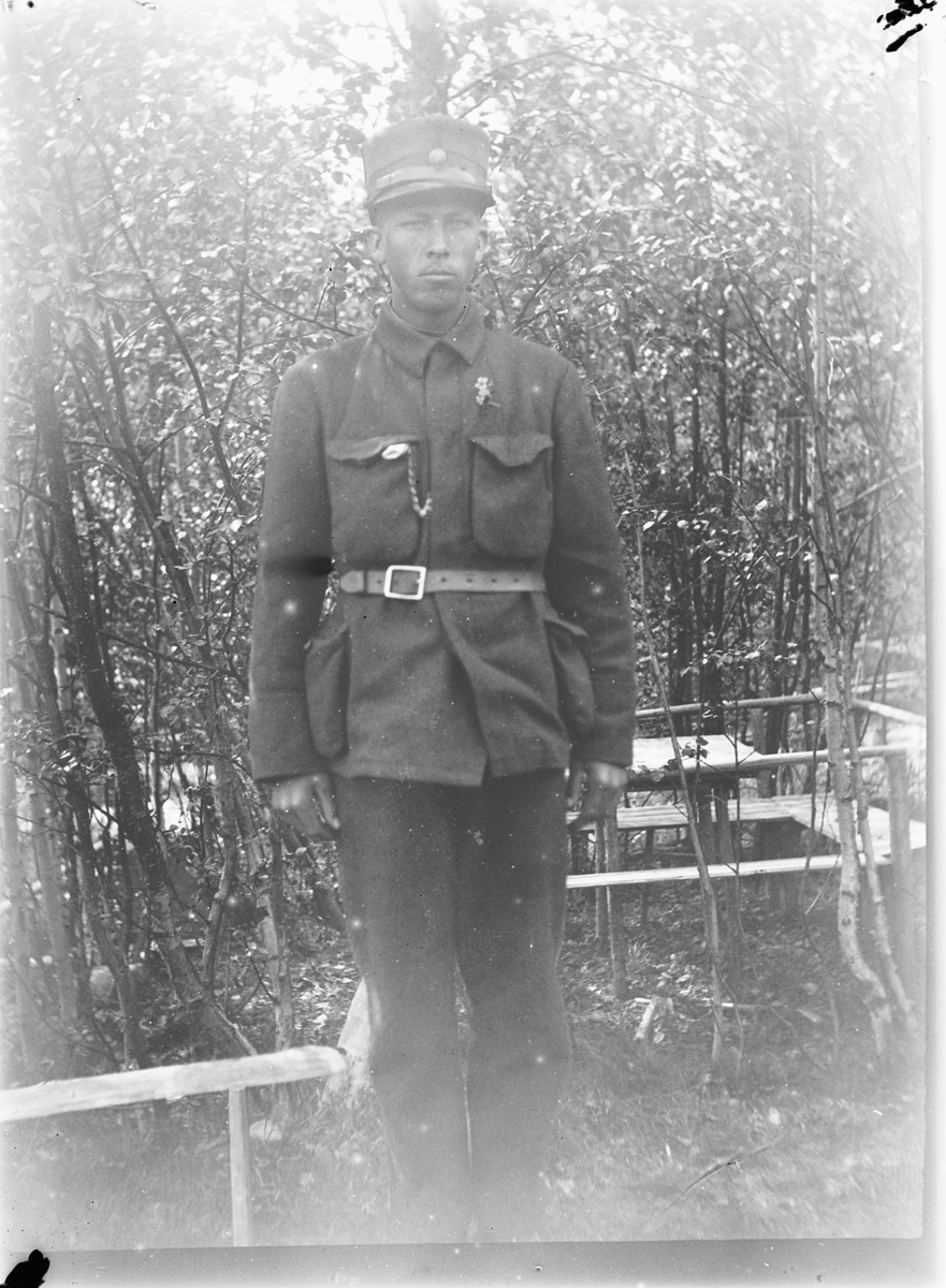 Ole M Martinsen, En mann i uniform.