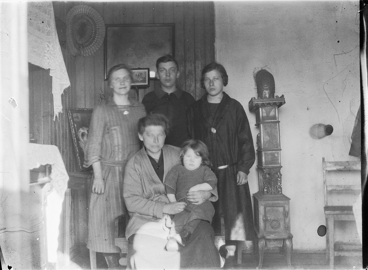 Ole M Martinsen, Interiør, stue. Ukjent familiegruppe.