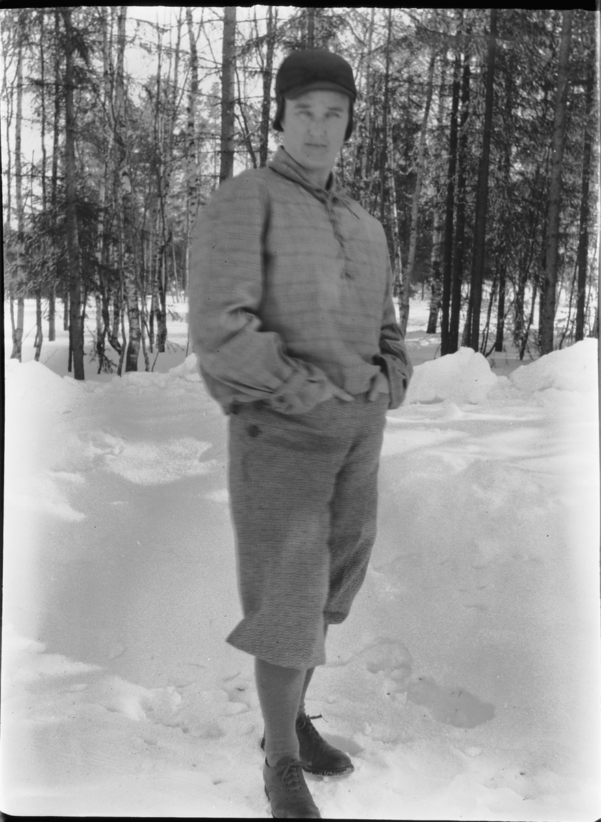 Ole M Martinsen, Eksteriør, skog. Ukjent mann i nikkers.