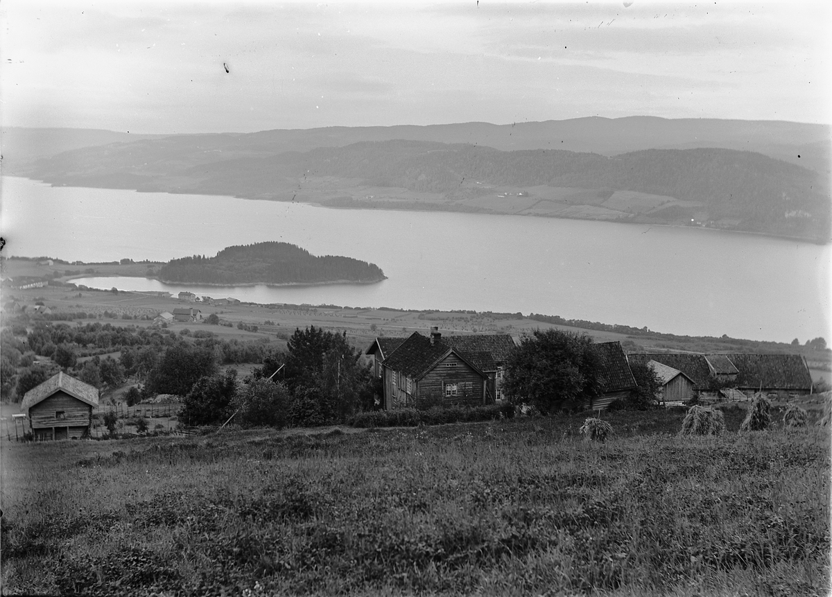 Kristoffer Horne, KJOS GARD, RING, SLUTTEN AV 1800-TALLET. MJØSLANDSKAP, MJØSA, UTSIKT MOT HELGEBERGET.