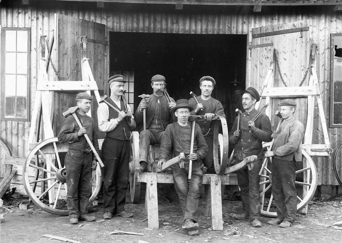 Kristoffer Horne, MOELVEN BRUG, SMIA, SMEDER. Fv: Ole Hansen, Lars Pedersen, Tolleif Skau, smedmester Gustav Eliassen og Karl Knutsen, Kristian Skar og Johannes Bækkeslåtten.