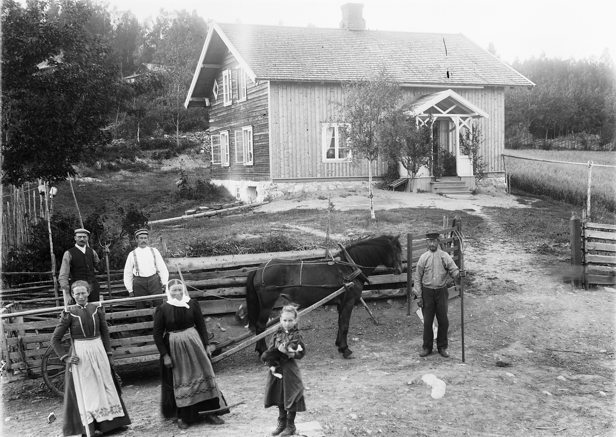 Kristoffer Horne, HØYONN ved hjelp av hest og kjerre. Mennesker med river og høygafler.