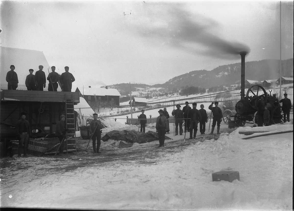 Kristoffer Horne, TRESKEVERK. DAMPLOKOMOBIL, TRESKELAG PÅ FJØLSTAD, FJELSTAD PÅ RING i Ringsaker, CA. 1900. Åstad ses t. h. i bakgrunnen.