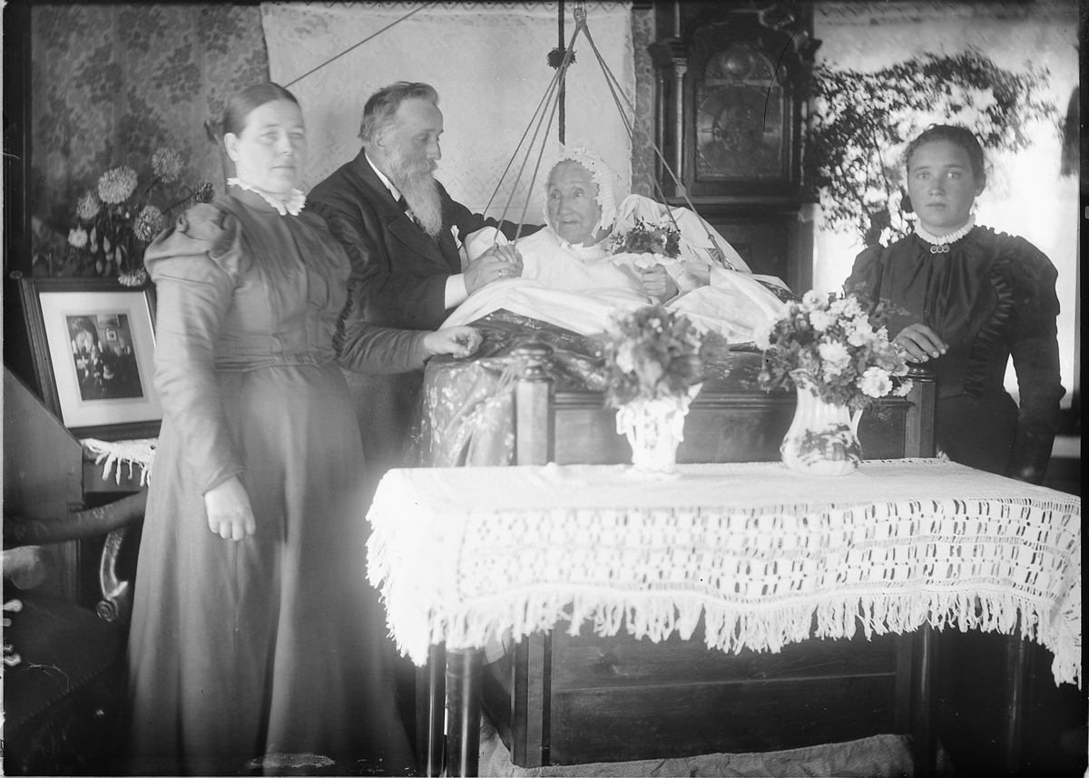 Kristoffer Horne, KJØPMANN ØGESTINIUS KJOS 1841-1925, BESØKER SIN GAMLE MOR: ANE BALLISHOL (FØDT ARVESEN I 1803), TIL VENSTRE: BIRGITTE KJOS OG TIL HØYRE PLEIEDATTEREN SAPPO.