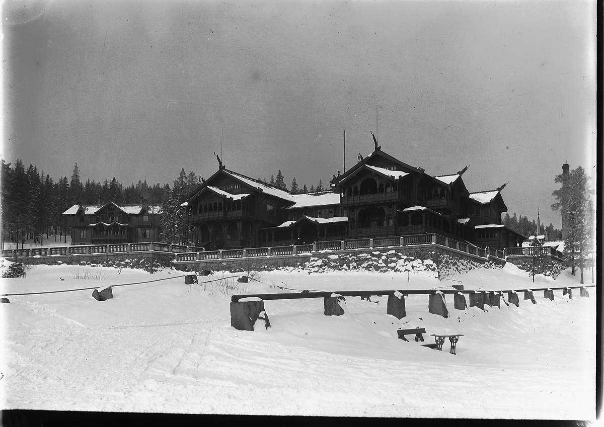 Kristoffer Horne, HOLMENKOLLEN HOTELL, FROGNERSETRA, OSLO, DRAGESTIL.