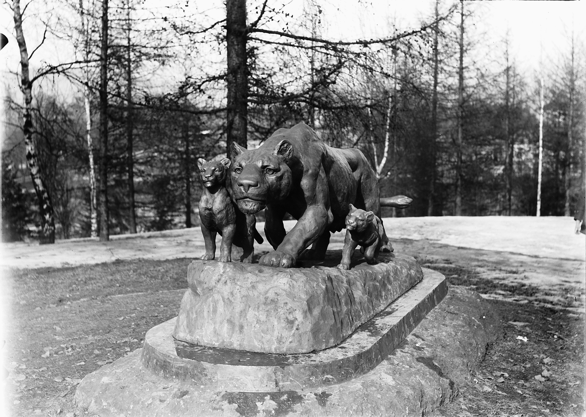 Kristoffer Horne, Statue, løvinne med to unger på St. Hanshaugen i Oslo. Ble avduket i 1891.