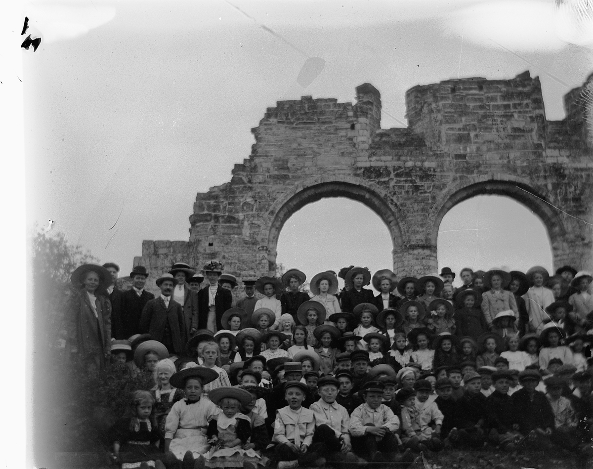 Johs. (Johannes) Johannessen, Stor gruppe barn og voksne ved domkirkeruinene på Hamar. Domkirkeodden.