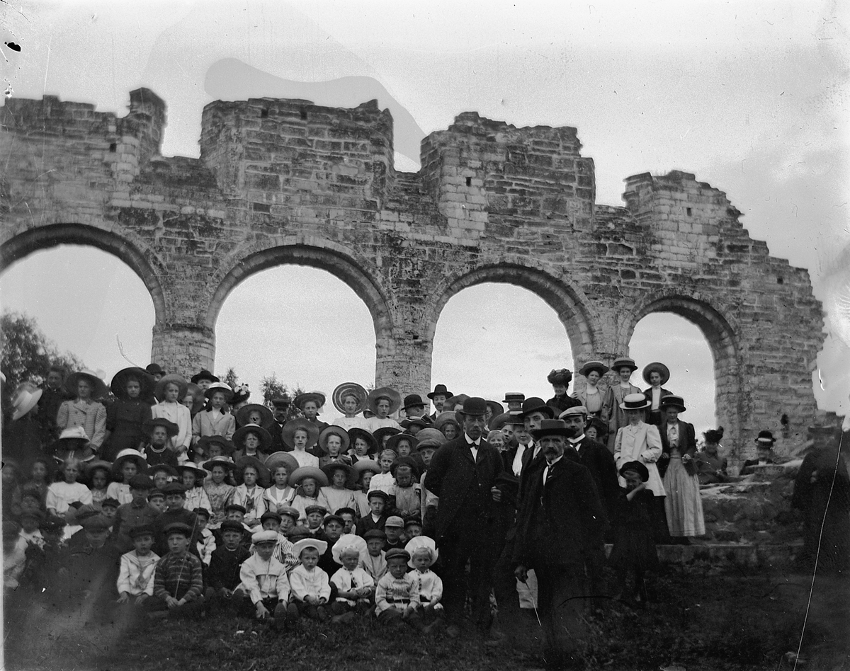 Johs. (Johannes) Johannessen, Stor gruppe barn og voksne ved domkirkeruinene på Hamar. Domkirkeodden.