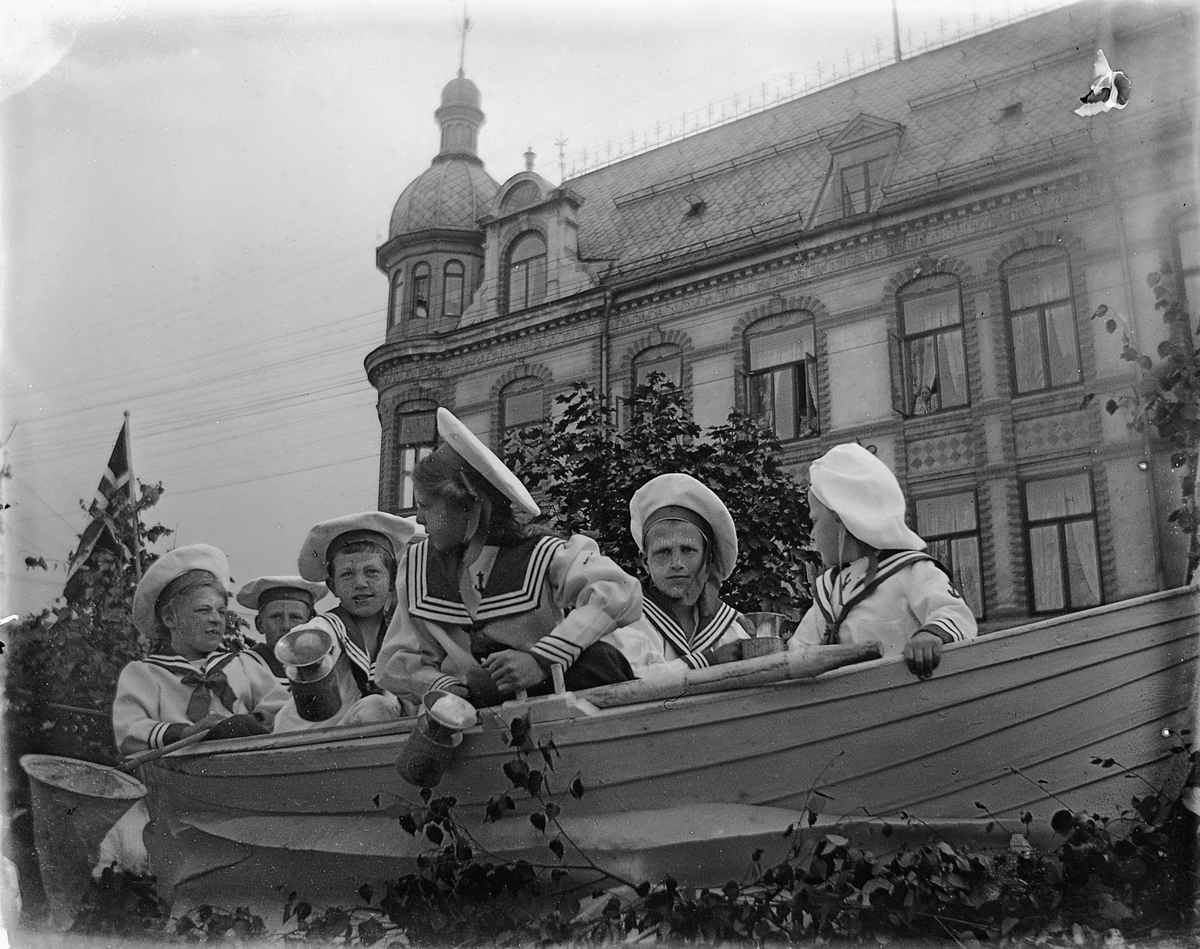 Johs. (Johannes) Johannessen, Fra et opptog ved Granerudgården i Hamar. Gutter med matrosdress i en robåt. Innsamlingsaksjon