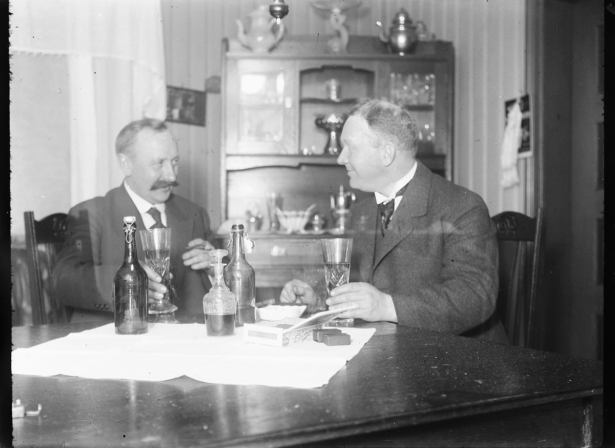 Ragnvald Andersen, To menn i interiør, drikker av krystallglass. Ragnvald Andersen og Granberg.