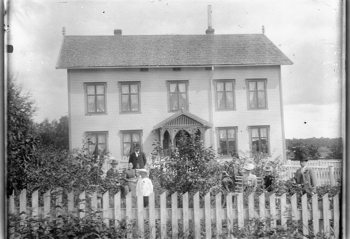 Ragnvald Andersen, Nyborgsgården på Briskeby i Hamar. Ukjente mennesker i hagen.