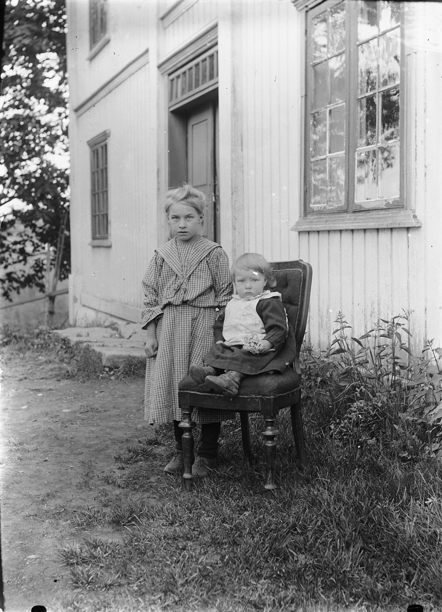 Ragnvald Andersen, To ukjente barn foran et hus.