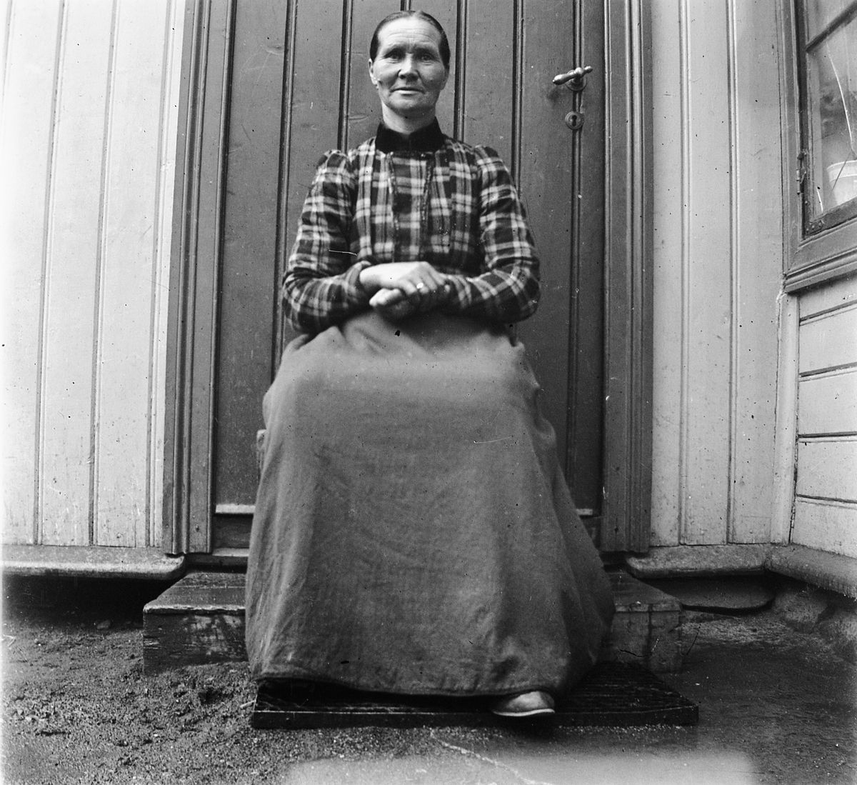 Ragnvald Andersen, Ukjent eldre kvinne ved ytterdøra på Granberg, Briskebyen i Hamar.
