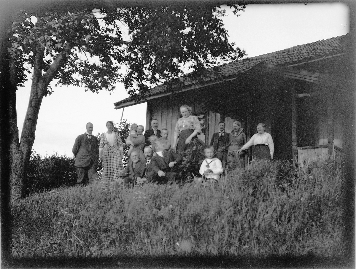 Ragnvald Andersen, Eksteriør, hus med hage. Ukjent familiegruppe.