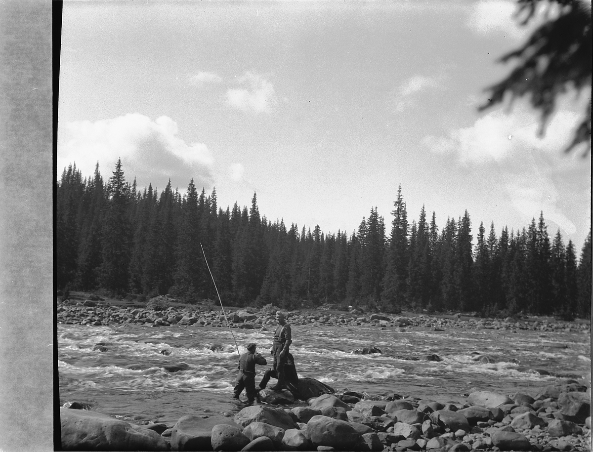 Ragnvald Andersen, Eksteriør, skog. Tre menn fisker i ei elv.