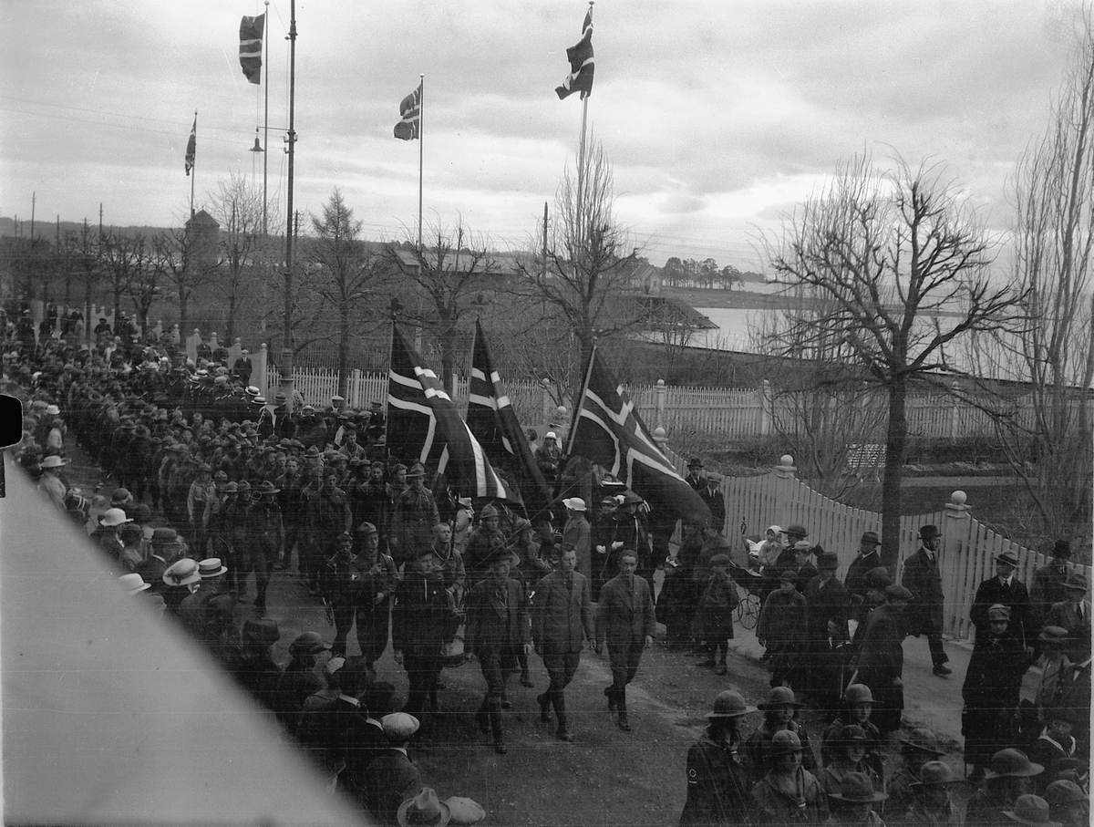 Ragnvald Andersen, 17. mai, Strandgata, speidere i toget. Hamar.