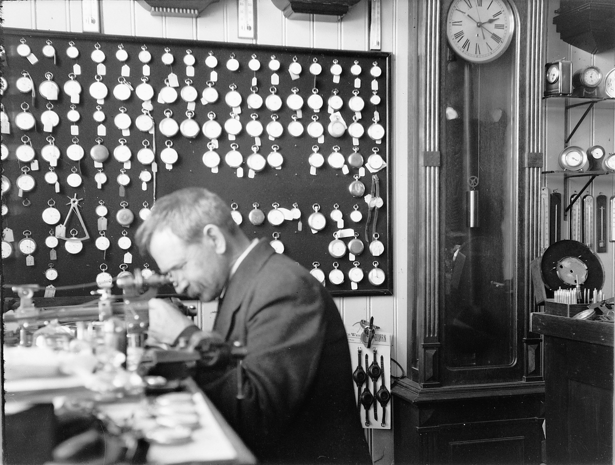 Ragnvald Andersen, Urmaker Andersen i arbeid. Mange ur på veggen.