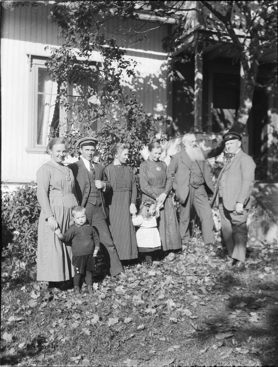 Ragnvald Andersen, Ukjent familie foran et hus.