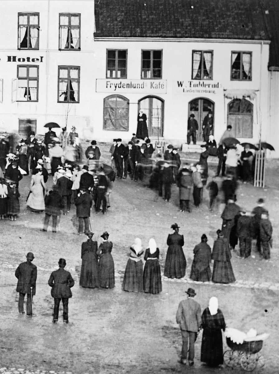 Hans Emil Erichsen, Stortorget i Hamar. Oplandske hotell. Ansamling av folk på torget. Folkemøte. Utsnitt av HHB-8689.