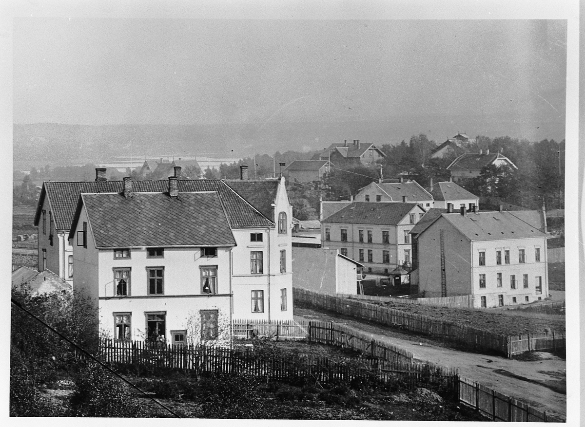 Hans Emil Erichsen, Sverresgate, Vangsvegen i Hamar. Bebyggelse. Wiberg, Erkegården til høyre. Utsnitt.