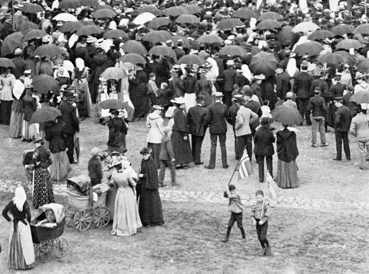 Hans Emil Erichsen, Stortorvet i Hamar 1893. Ansamling av folk foran Oplandske Hotel. Demonstrasjon for "Almindelig stemmerett". Utsnitt av HHB-08676.