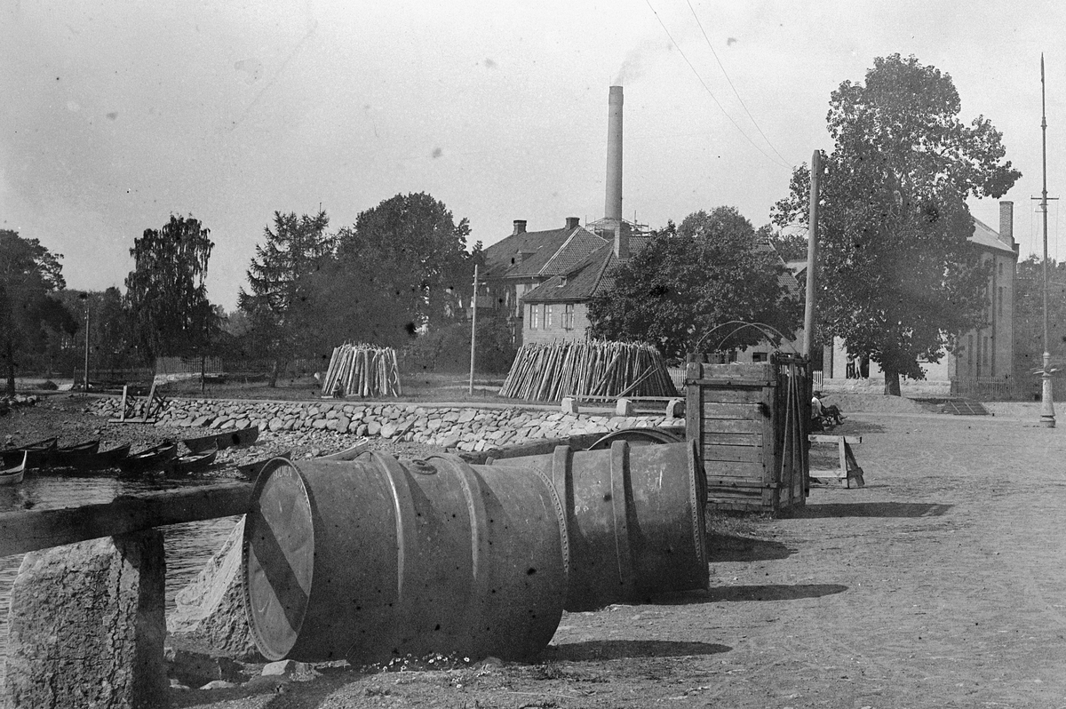 Hans Emil Erichsen, Hamar Brygge på Høiensalodden. Sprittønner for 550 liter. Vedlager. Dyrekasser.