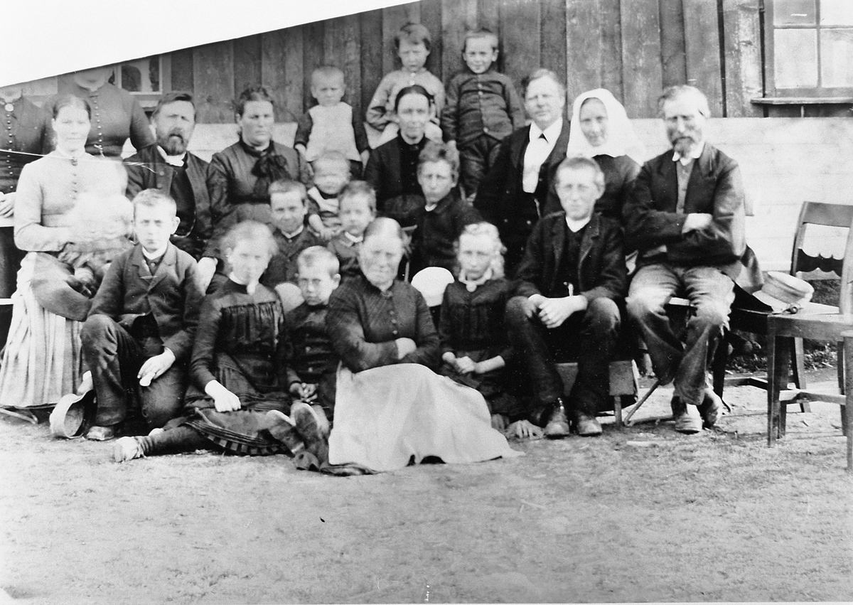 Hans Emil Erichsen, Stor gruppe barn og voksne utenfor hus. Ukjente.
