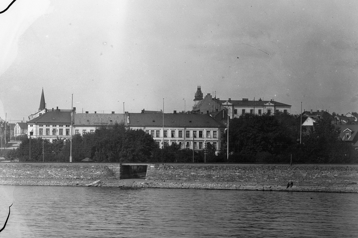 Hans Emil Erichsen, Bebyggelsen i Strandgata sett fra Hamar brygge. Hamar Katedralskole og domkirken.